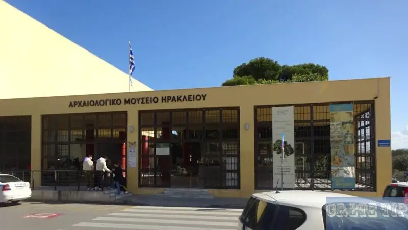 Archaeological Museum Heraklion entrance