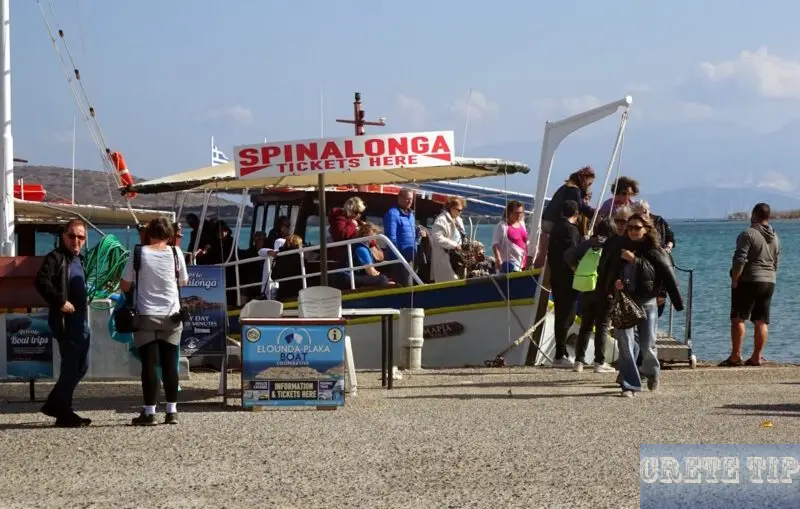 tourists boot spinalonga