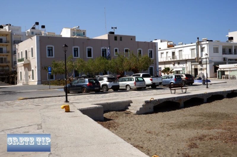Unusual Shelter in Crete: 42 Rescued Migrants Spend Night in Seafront Kiosk at Ierapetra Harbour 12 ierapetra polizeistation hafen
